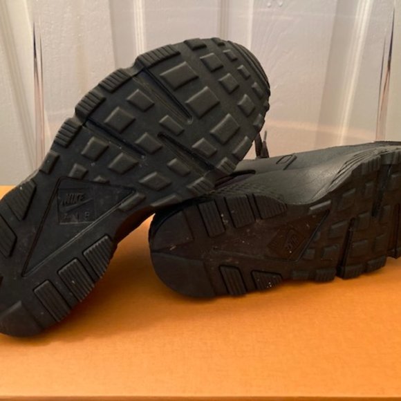 NIKE Air Huarache in Black - Picture 5 of 5